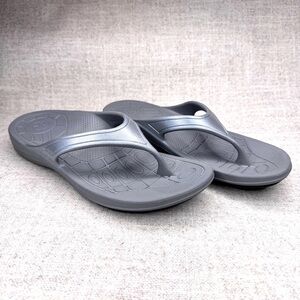 Aetrex Maui Lynco womens size 11 orthotic comfort flip flop sandals gray silver